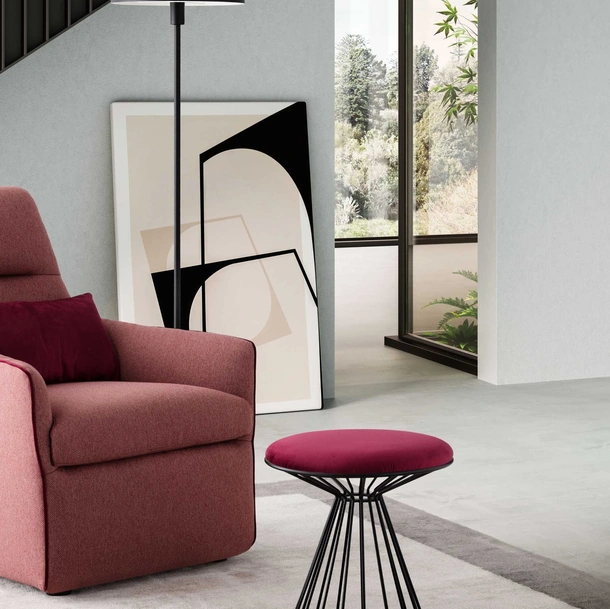 Pouf Liliane in tessuto imbottito con struttura in metallo di Le Comfort