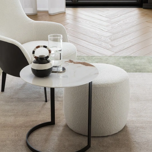 Tavolino Edgar con top in gres Calacatta e base in metallo di Le Comfort