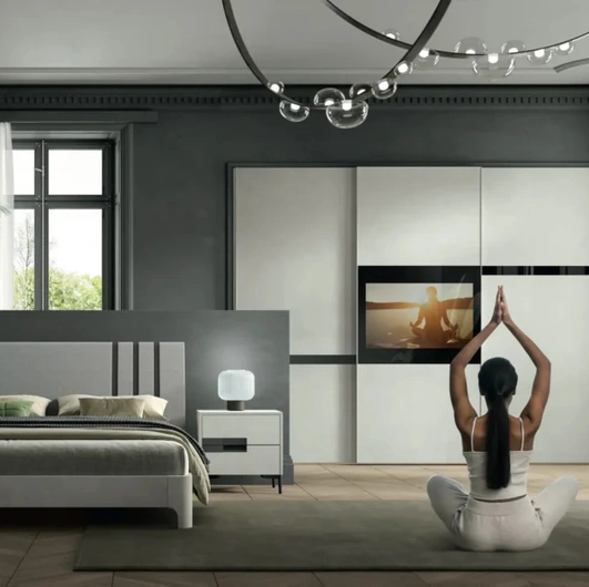 Armadio con ante scorrevoli Chorus Mirror TV in melaminico cemento corda con intarsi in laccato lucido nero e vetro con TV di Artigianmobili