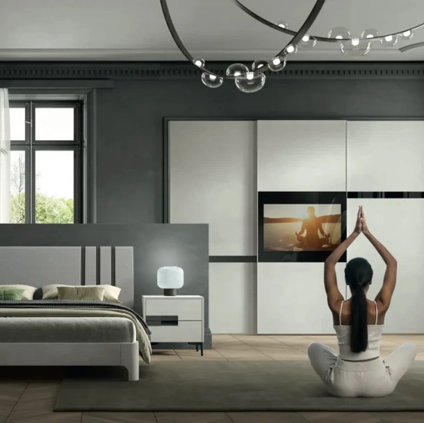 Armadio con ante scorrevoli Chorus Mirror TV in melaminico cemento corda con intarsi in laccato lucido nero e vetro con TV di Artigianmobili
