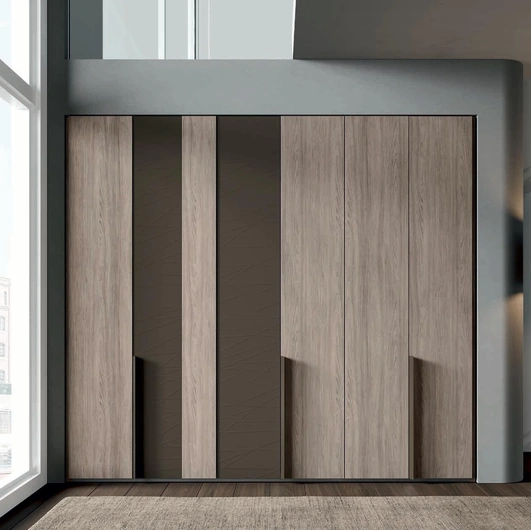 Armadio con ante battenti Step in melaminico gessato rovere e laccato moka di Artigianmobili