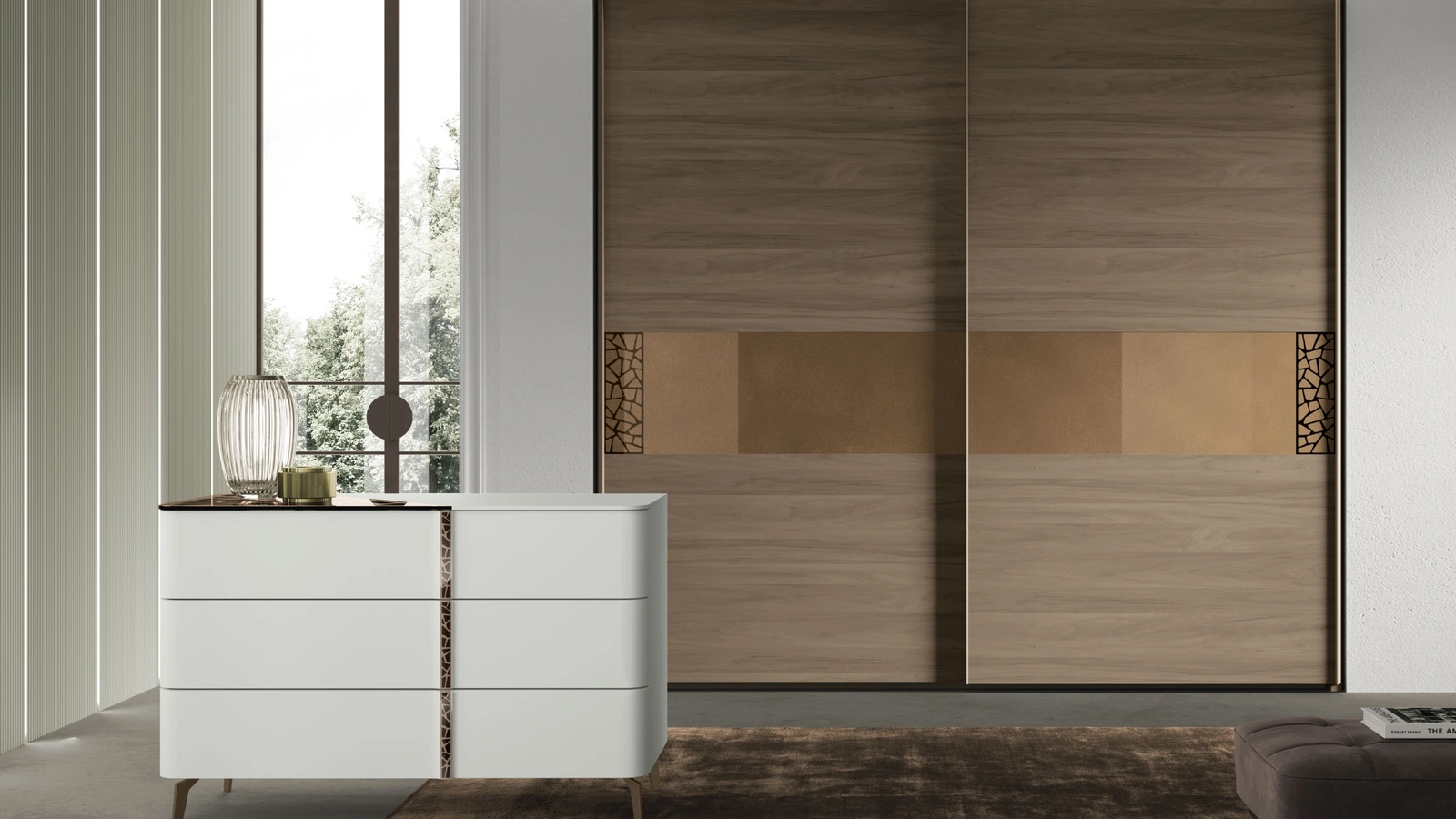 Armadio con ante scorrevoli Batik in Legno con inserto in vetro con decoro di Artigianmobili