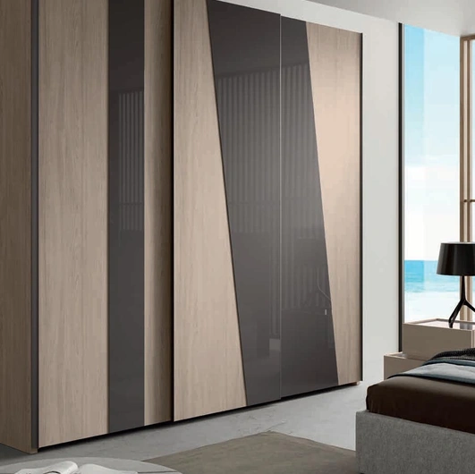 Armadio con ante scorrevoli Code BHH in melaminico gessato rovere e vetro laccato lucido di Artigianmobili