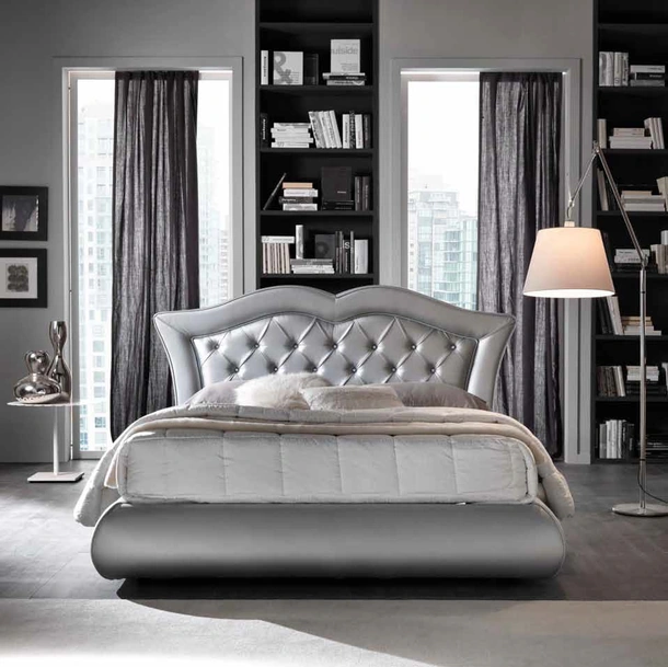 Letto Boheme in ecopelle Argento di Susan imbottiti