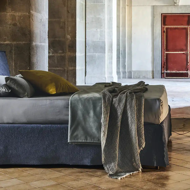 Letto in tessuto imbottito Gentil Rosso di Mauri Soft Dream