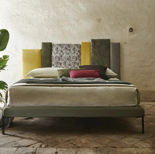Letto con testiera in tessuto realizzata con pannelli di altezze diverse Amaranto di Mauri Soft Dream