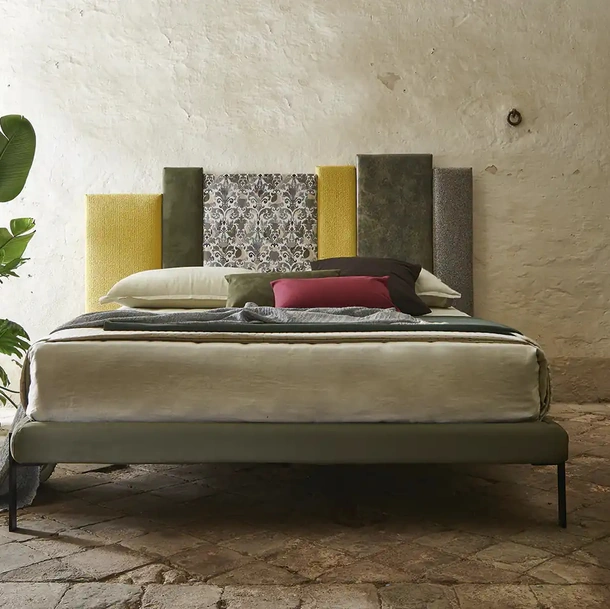 Letto con testiera in tessuto realizzata con pannelli di altezze diverse Amaranto di Mauri Soft Dream