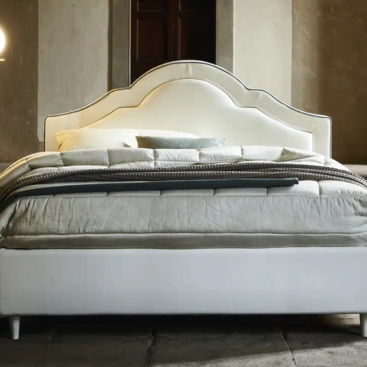 Letto classico in tessuto con testiera sagomata Monococco di Mauri Soft Dream