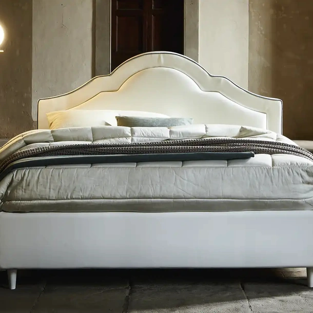 Letto classico in tessuto con testiera sagomata Monococco di Mauri Soft Dream