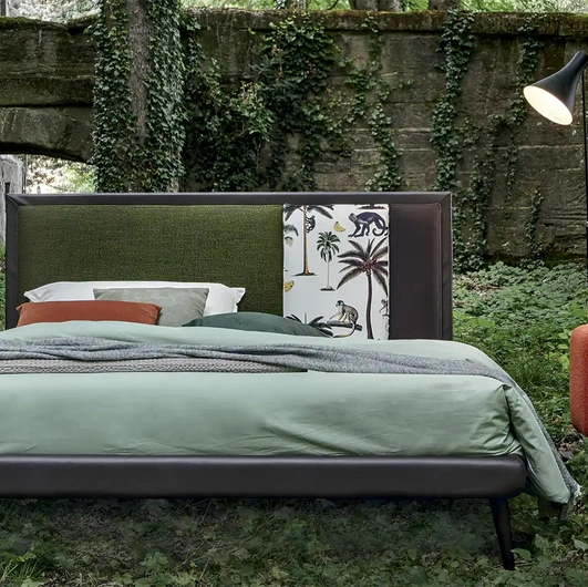 Letto in pelle con testiera in tessuto Russello di Mauri Soft Dream