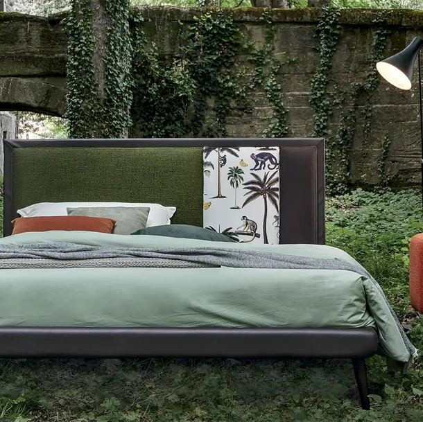 Letto in pelle con testiera in tessuto Russello di Mauri Soft Dream