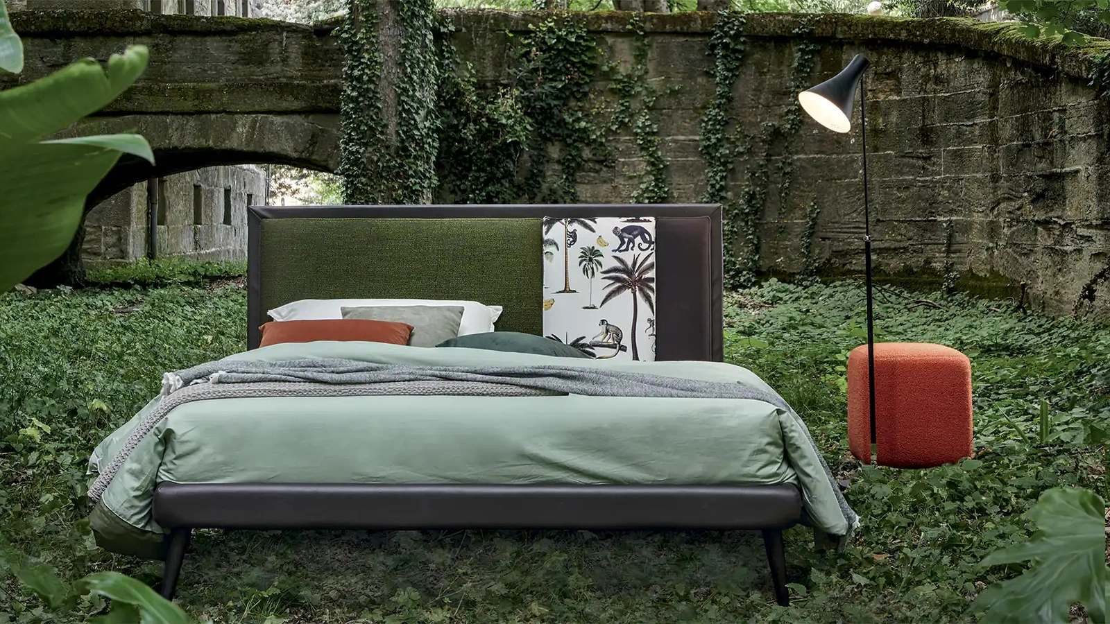 Letto in pelle con testiera in tessuto Russello di Mauri Soft Dream