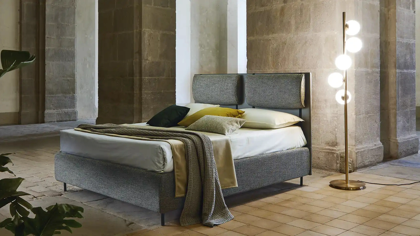 Letto in tessuto Saraceno con testiera in tessuto imbottito regolabile a varie altezze di Mauri Soft Dream