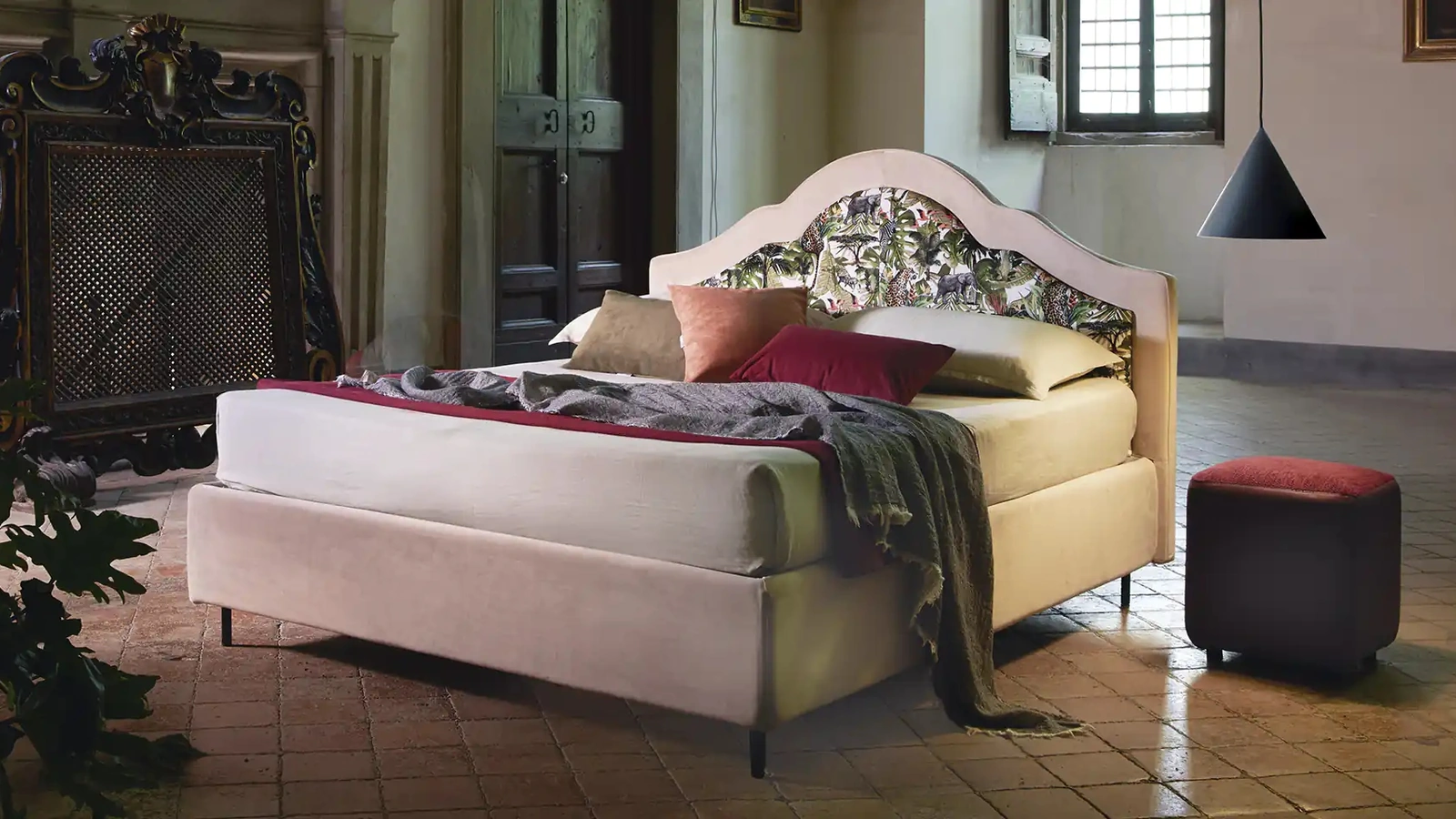 Letto in tessuto con testiera classica dalle linee tondeggianti Saragolla di Mauri Soft Dream