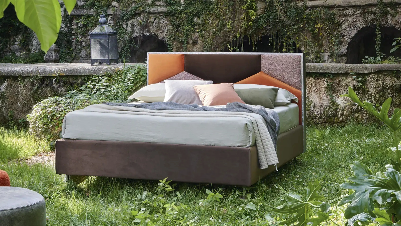 Letto in tessuto imbottito con testiera bordata da una elegante cornice in metallo Sorgo di Mauri Soft Dream