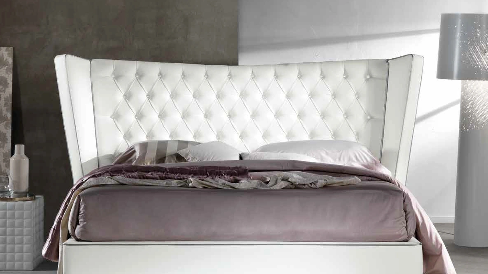 Letto Fly Capitonné di Susan imbottiti