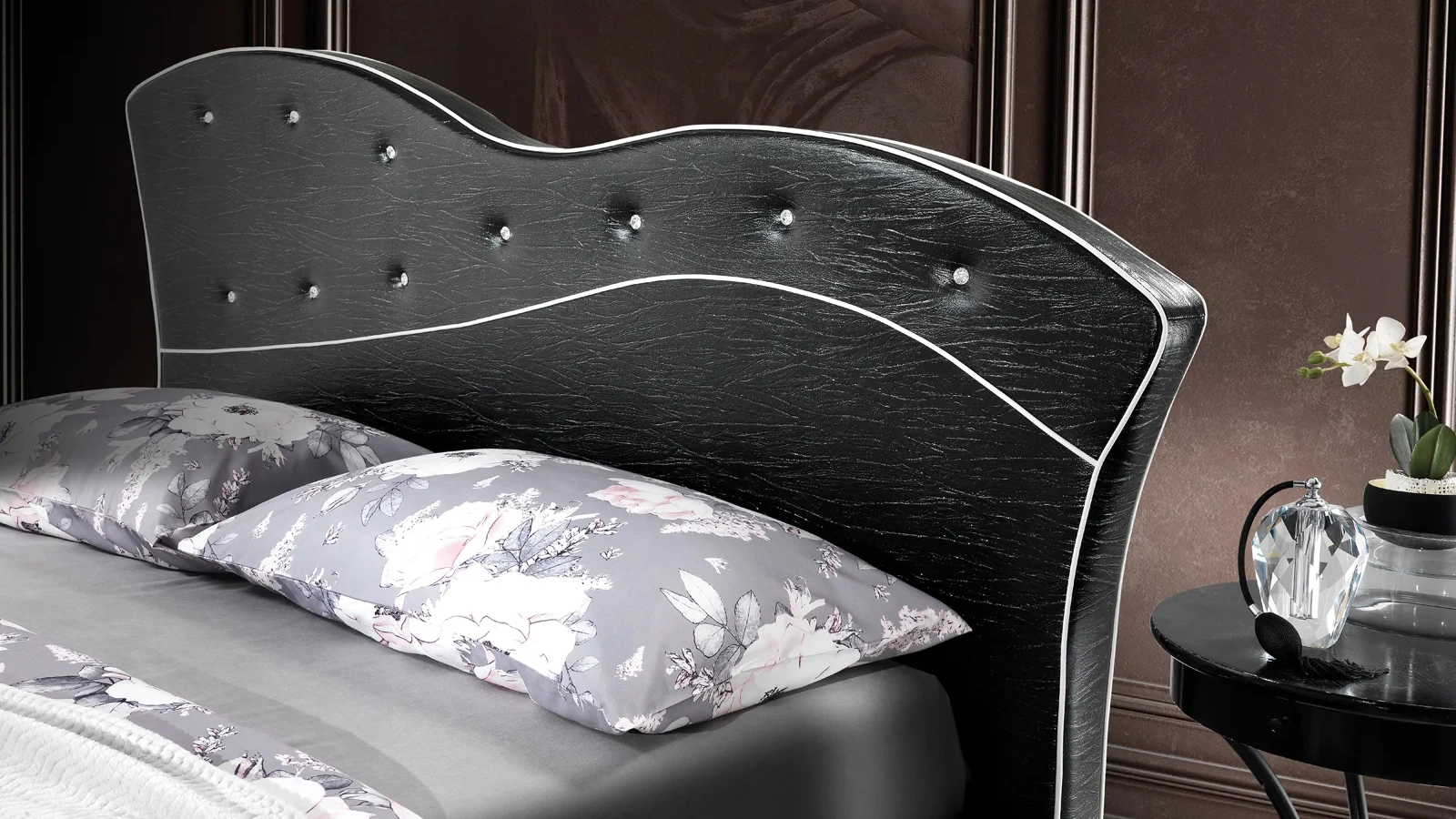 Letto rotondo in ecopelle scura e bottoni chiari Tondo Fly di Artigianaletti