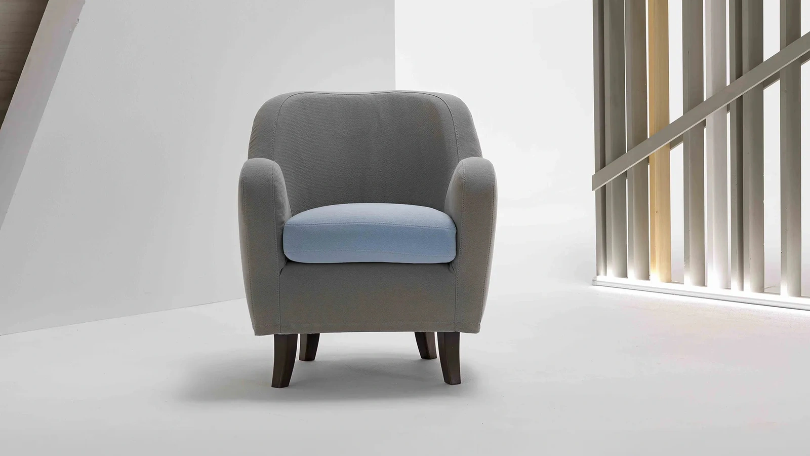 Poltroncina moderna in tessuto Byblos di Dienne Salotti