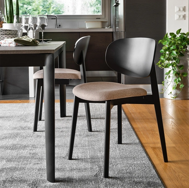 Sedia in legno dal design classico con seduta imbottita Eide di Connubia