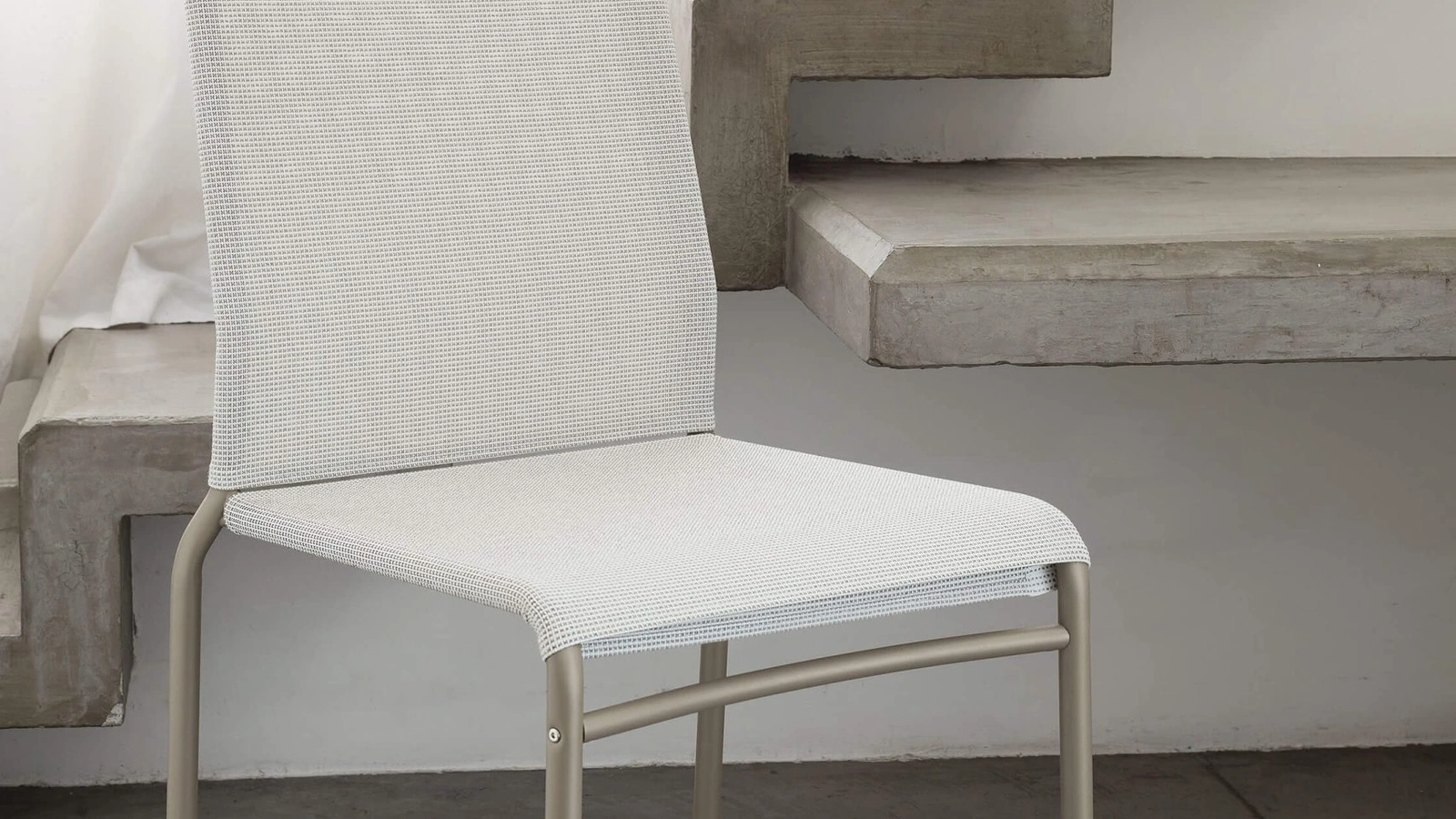 Sedia impilabile Liù con rivestimento in Texplast e struttura in acciaio laccato di Ingenia