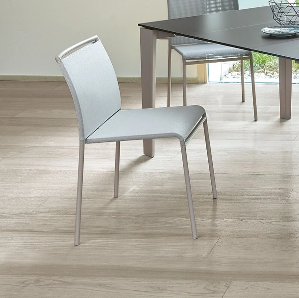 Sedia Lola rivestita in texplast con struttura in metallo di Ingenia