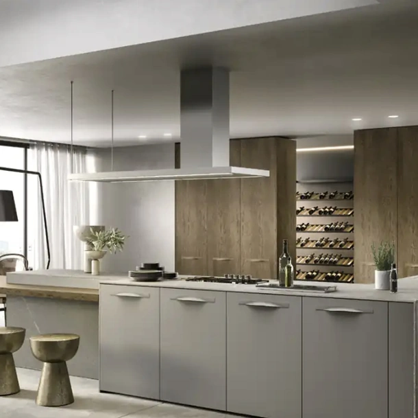 Cucina Moderna con isola Moon 01 in laccato pietra e rovere yuta di Moretti Cucine