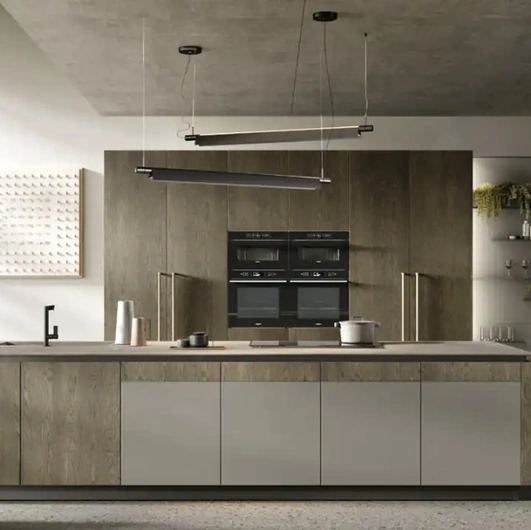 Cucina Moderna con isola Natural 01 in rovere yuta e laccato di Moretti Cucine